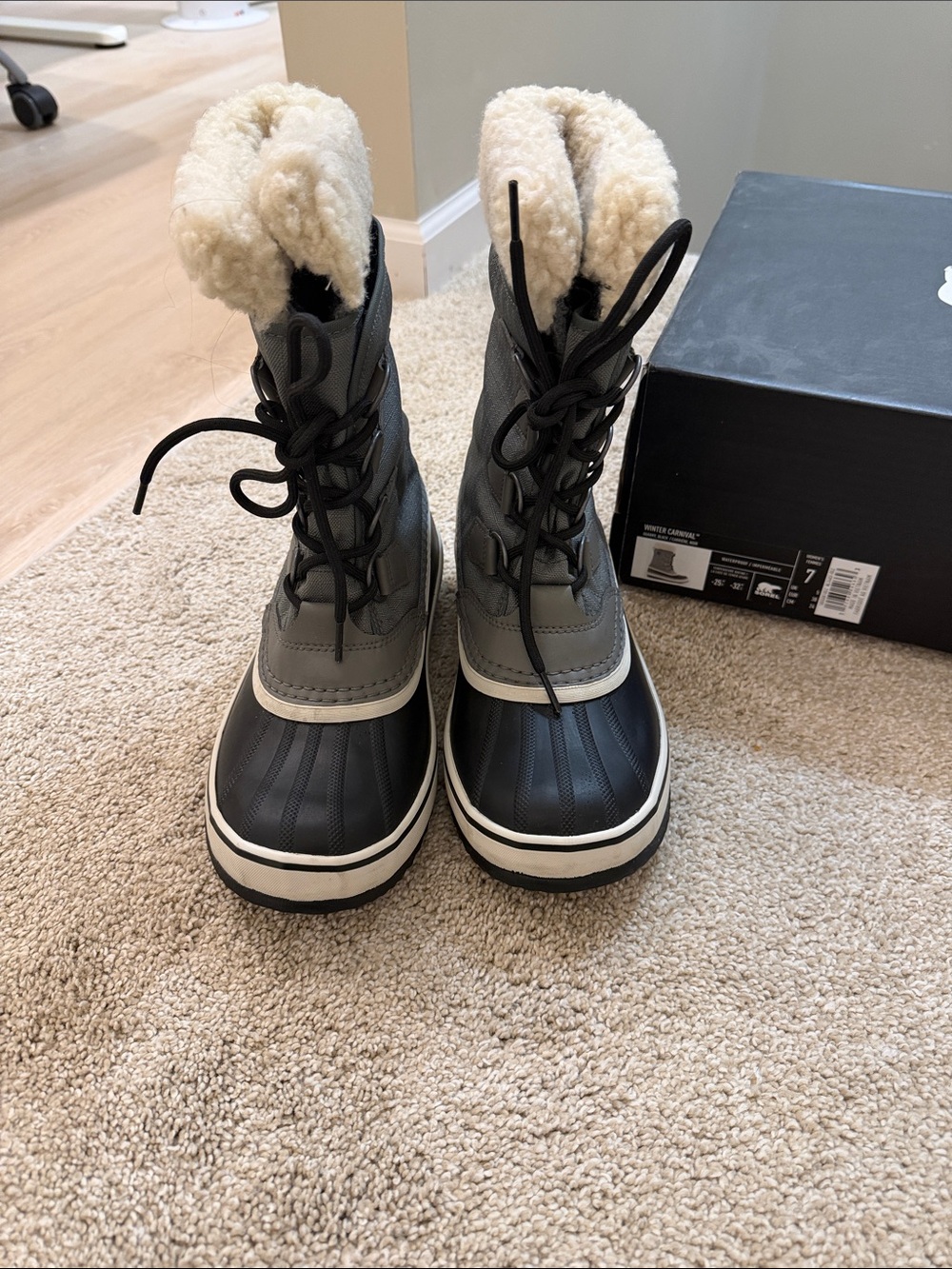 SOREL Winter Carnival Gray and Black Women's boot w/ Cream Shearling